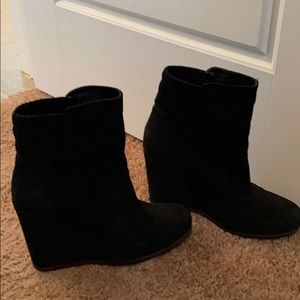 Very high leather wedges